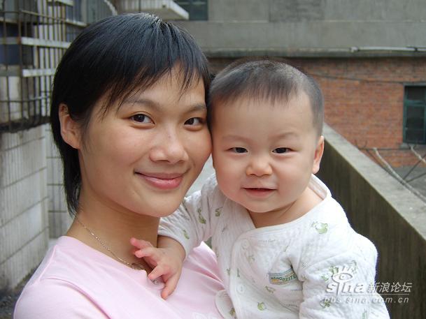 在结婚之前,所有的同事和朋友都说我会是个好妈妈,因为我很会带孩子。那时,自己才20出头,会给刚出生不久的干儿子换尿片,冲奶粉,把屎尿,甚至洗澡(说真的,比他亲妈做得还地道)。大家都说,今后你自己有孩子了,一定会带得更好了。我也这么认为。没有想到,在呼啦啦出生300天的今天,我回头看看,竟然最想说的一句话就是:宝贝,对不起! 怀孕的第二个月,我有一个比赛很想参加,就不顾大家阻拦冒雨坐几个小时的火车一个人去参赛,当时孕吐得厉害,人已经瘦成一把骨头了,没有得奖;怀孕五个月,要从江西到合肥去参加北广成人教育的期末