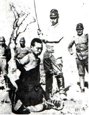 日军暴行图片:日军将中国人砍头处死  日军经常将中国人砍头称为"试斩