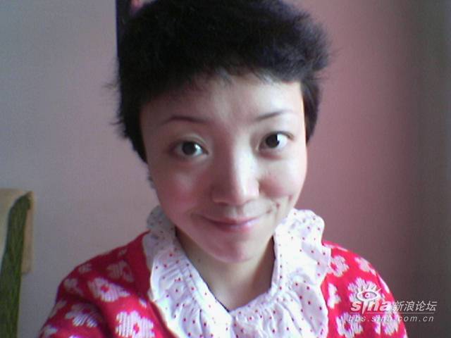 9 这是我和阿杜唯一的一次旅行,是去他的家乡,一个西南边陲小镇石隆井。那个地方有很遥远的历史,那里的人们因为对外交通方便而农业土地有限的自然环境自明代以来就和国外通商,当地人称那些背井离乡南下去海外谋生做生意叫走坝子,他们中间的有一些人从外面挣了大钱,回家后就在家乡盖起了高房深院,连片成群,祠堂,牌坊,月台,亭阁,拱桥,石栏,荷池比比皆是而另一些人则没有那么幸运,他们随着族人走坝子去了异乡就在也没能回来,而他们的女人们则用尽了一生的时间去守侯她们的男人,在我看来,那已经不是一个值得与不值得的