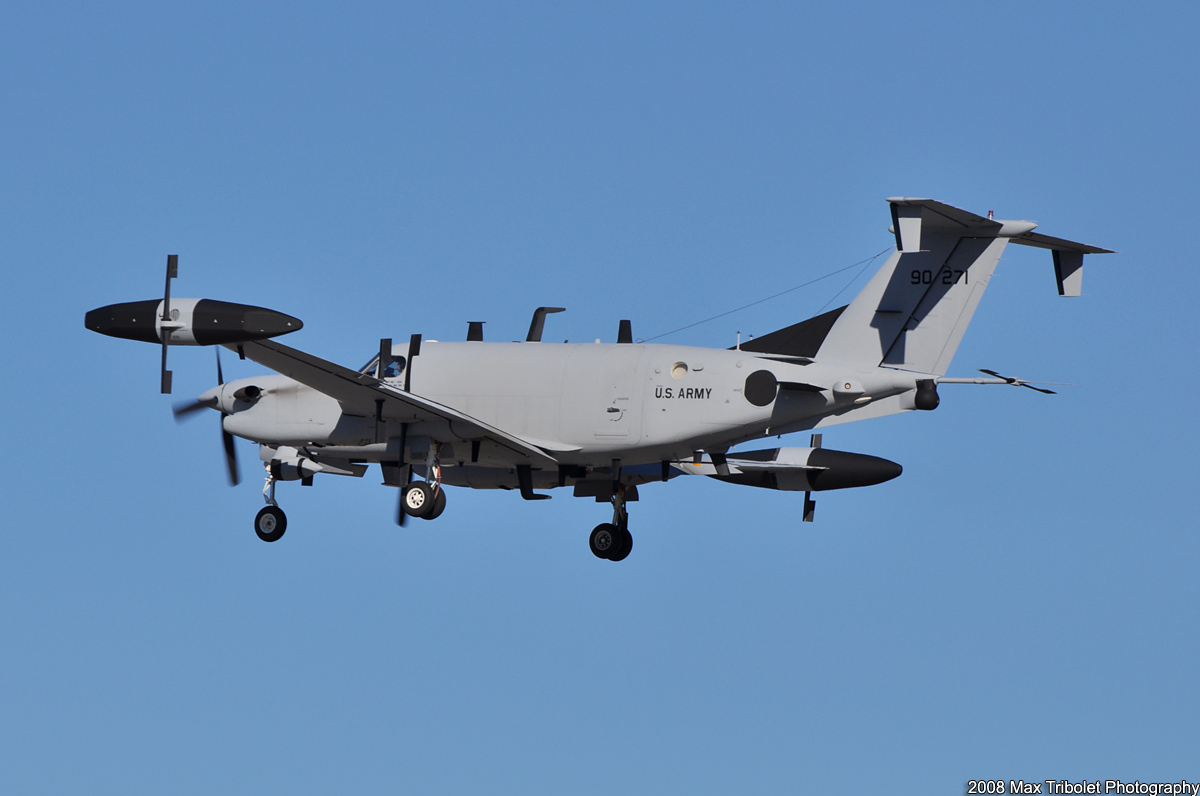 浑身长满刺的美国陆军RC-12战术电子侦察机_