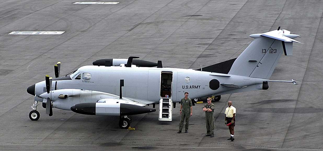 浑身长满刺的美国陆军RC-12战术电子侦察机_