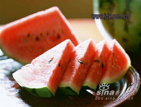 夏天喝什么解暑用西瓜 1630910815_35b8836016d5cc45f43304b68981020f.jpg