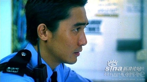 王家卫的电影总是很迷离,一如《重庆森林》里小警察梁朝伟的眼神