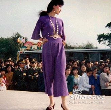 80年代 80年代的服装款式开始多样化起来,蝙蝠衫,喇叭裤.
